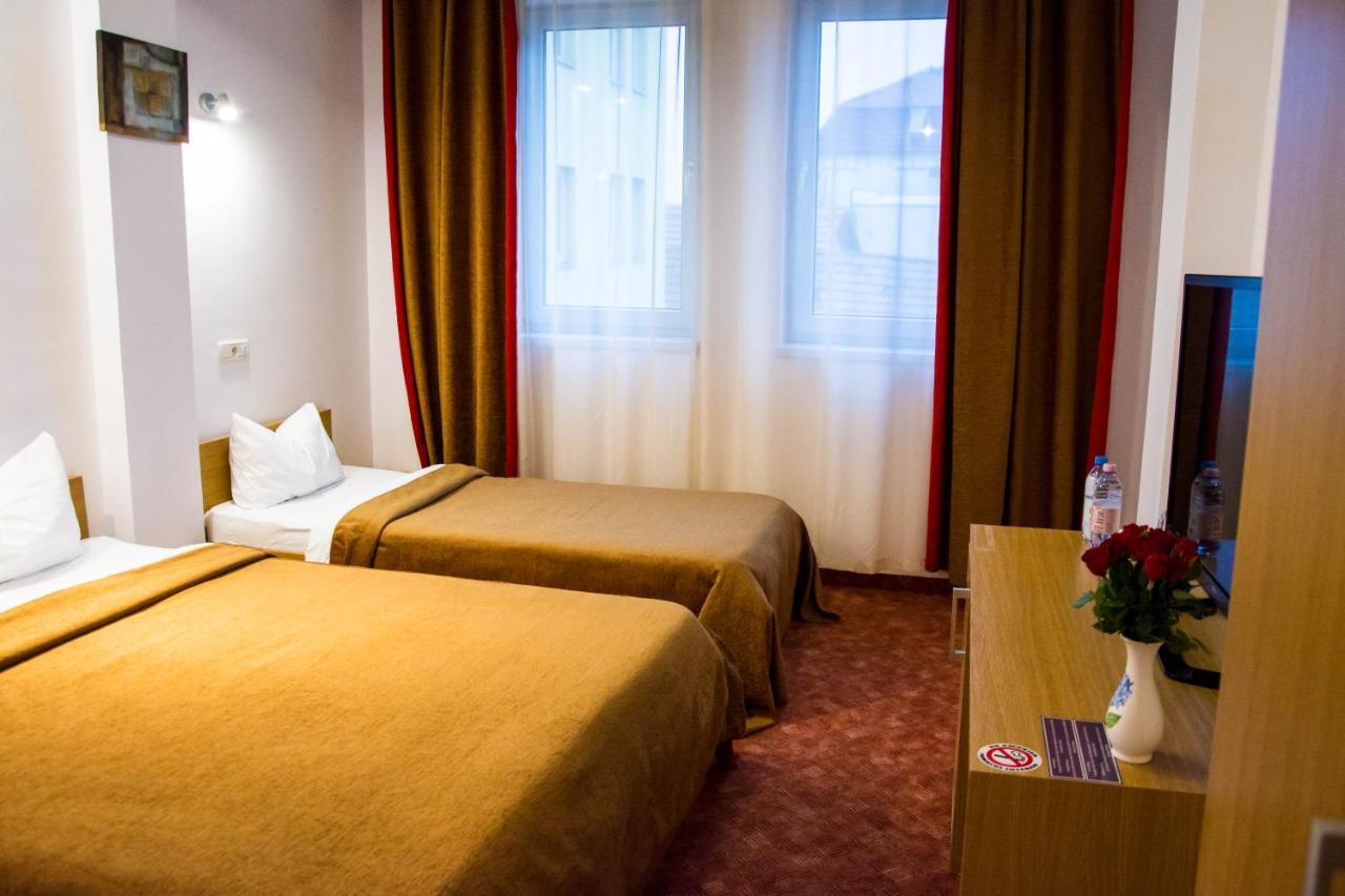 Hotel Riga Арад Екстер'єр фото