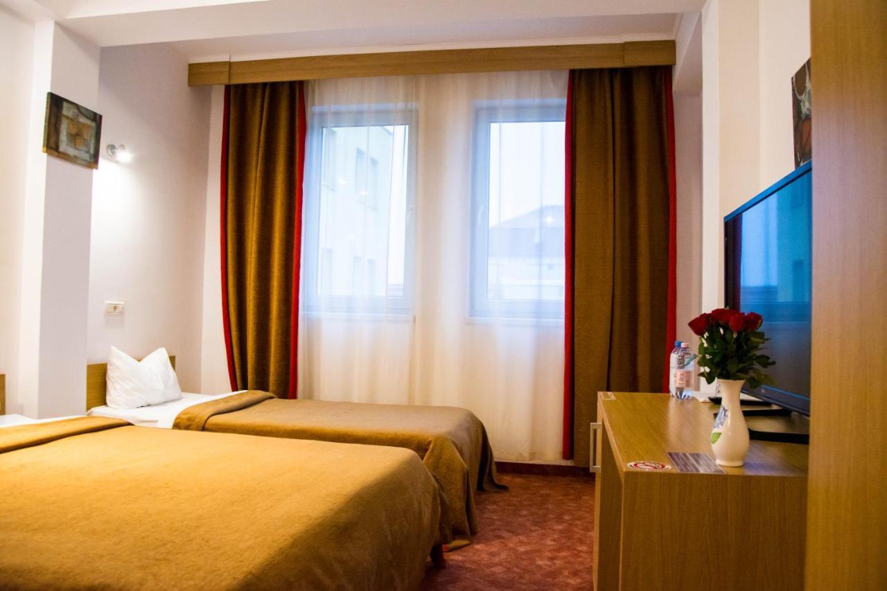 Hotel Riga Арад Екстер'єр фото