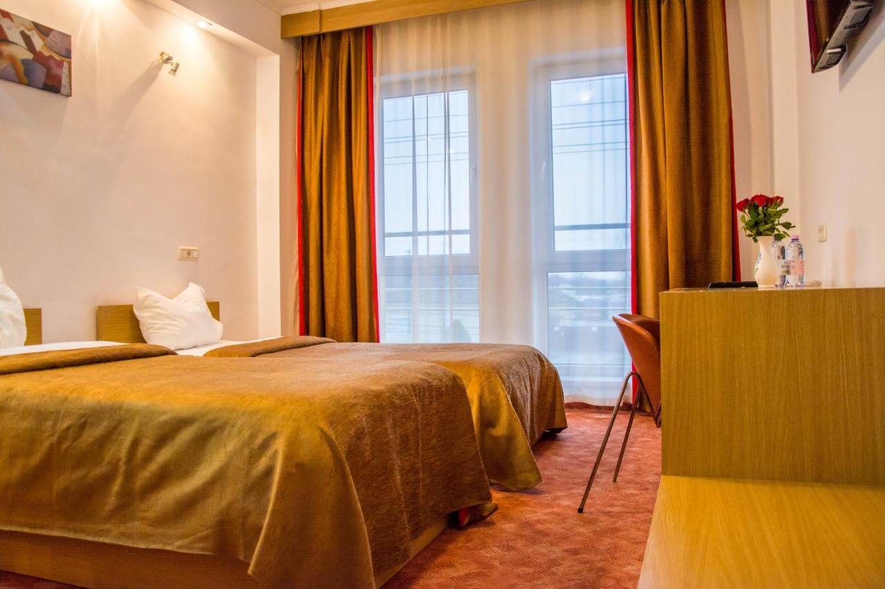 Hotel Riga Арад Екстер'єр фото